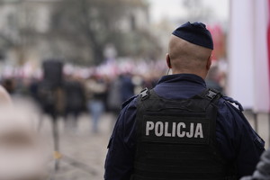 policjant na placu studzińskiego prowadzi korespondencję