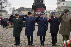 policyjna delegacja składa wieniec pod krzyżem katyńskim na placu studzińskiego