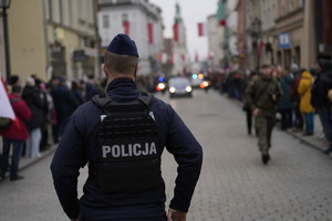 policjant zabezpieczający przejście przez ulicą grodzką