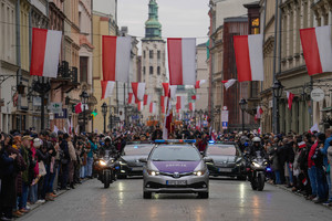 radiowozy ruchu drogowego przed pochodem na ulicy grodzkiej