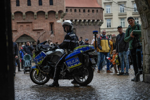 policjant na motorze w bramie floriańskiej czeka na pochód