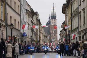 pochód podążający przez ulicę floriańską