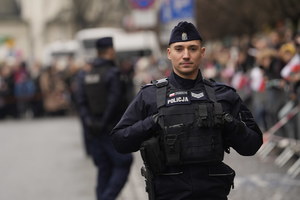policjant zabezpieczający plac matejki