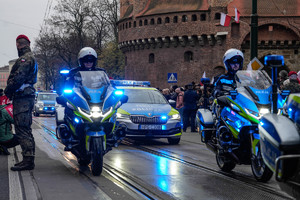 przejazd policyjnych motocykli i radiowozów w trakcie parady służb