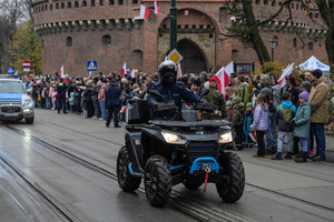 przejazd policyjnego quada w trakcie parady służb