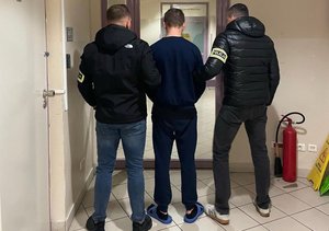 Policjanci prowadza zatrzymanego 19-latka
