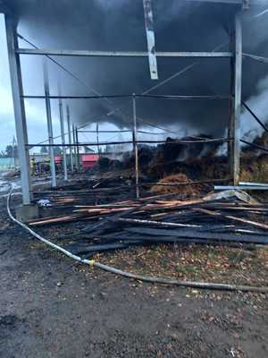 elementy spalonej konstrukcji budynku