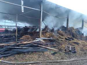 spalony budynek a w nim siano