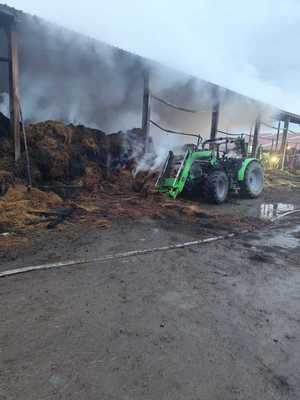 spalony budynek gospodarczy obok napadlony traktor