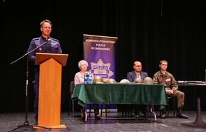 pan komendant powiatowy policji na scenie przemawia do uczniów