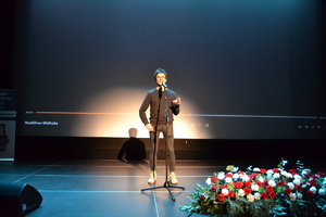 Jakub uczestnik wypadku przemawia na scenie