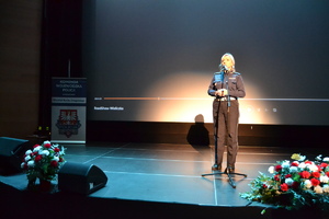 Policjantka przemawia na scenie na tle ekranu