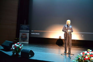 Policjantka przemawia na scenie