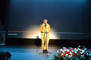 Strażak przemawia na scenie