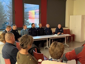 Siedzący policjanci i przedstwiciele Urzędu Miasta w Suchej Beskidzkiej