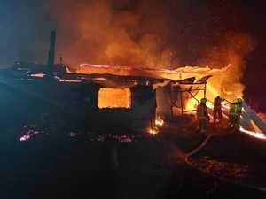 strażacy gaszący płonący budynek