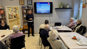 funkcjonariuszka omawia temat zajęć