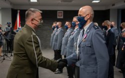 płk. Marcin Żal gratuluje policjantowi odznaczenia