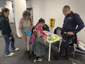 dzieci i dorośli przy stoliku policyjnym