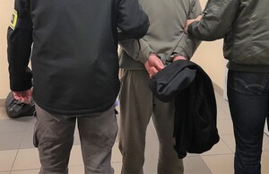 KPP Oświęcim. Zatrzymany oraz dwaj policjanci pionu kryminalnego