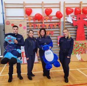 policjanci organizujacy finał akcji