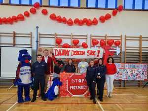 policjanci z dyrekcją szkoły na finale akcji