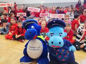 maskotki policyjne z uczniami