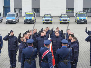 Nowo przyjęci policjanci składają ślubowanie