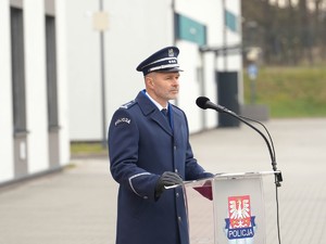przemawia inspektor Maciej Kubiak
