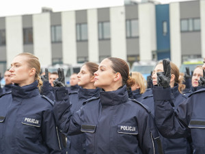 Nowo przyjęci policjanci składają ślubowanie