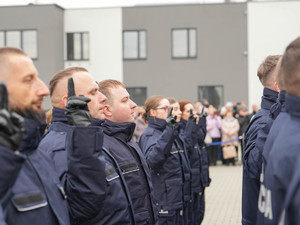 Nowo przyjęci policjanci składają ślubowanie