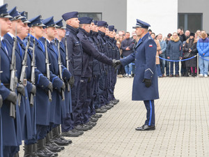 zastępca komendanta wojewódzkiego policji w krakowie - inspektor Maciej Kubiak symboliczne wita nowych funkcjonariuszy w szeregach policji
