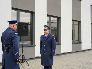 dowódca uroczystości składa meldunek Komendantowi Kubiakowi