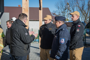 Umundurowany policjant oraz uczestnicy szkolenia