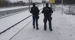 funkcjonariusze na dworcu w wolbromiu