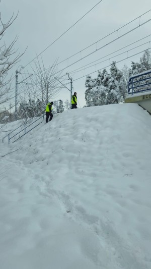 policjanci wchodzą na nasyp kolejowy