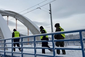policjanci na wiadukcie kolejowym