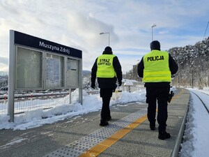 wspólny patrol na stacji kolejowej