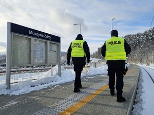 wspólny patrol na stacji kolejowej