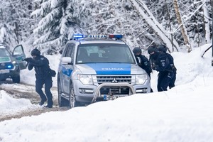 Zdjęcie policjantów obok radiowozu