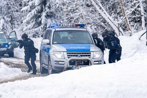 Zdjęcie policjantów obok radiowozu