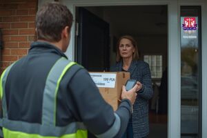 grafika przedstawiająca kuriera i kobietę odbierającą paczkę w drzwiach wejściowych do domu