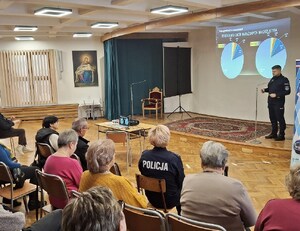 policjant prowadzi prelekcję edukacyjną dla seniorów