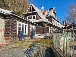 Dwóch policjantów przed pustostanem