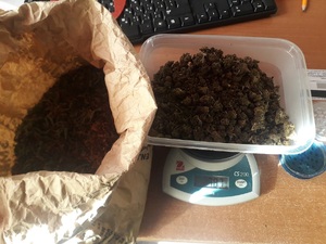 susz roślinny w papierowej torbie i plastikowym pojemniku