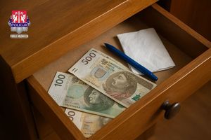 grafika przedstawiająca banknoty NBP w otwartej szufladzie