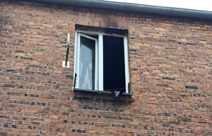 Okno mieszkania w którym wybuchł pożar