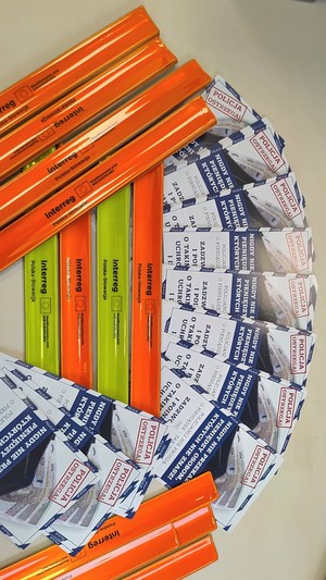 Poukładane elementy odblaksowe  i ulotki