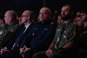 Zaproszeni goście siedzący w Tauron Arenie, wśród zaproszonych gości siedzi umundurowany policjant