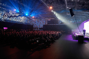 Wypełniona Tauron Arena zaproszonymi goścmi, zdjęcie zrobione w czasie, gdy na hali panował mrok